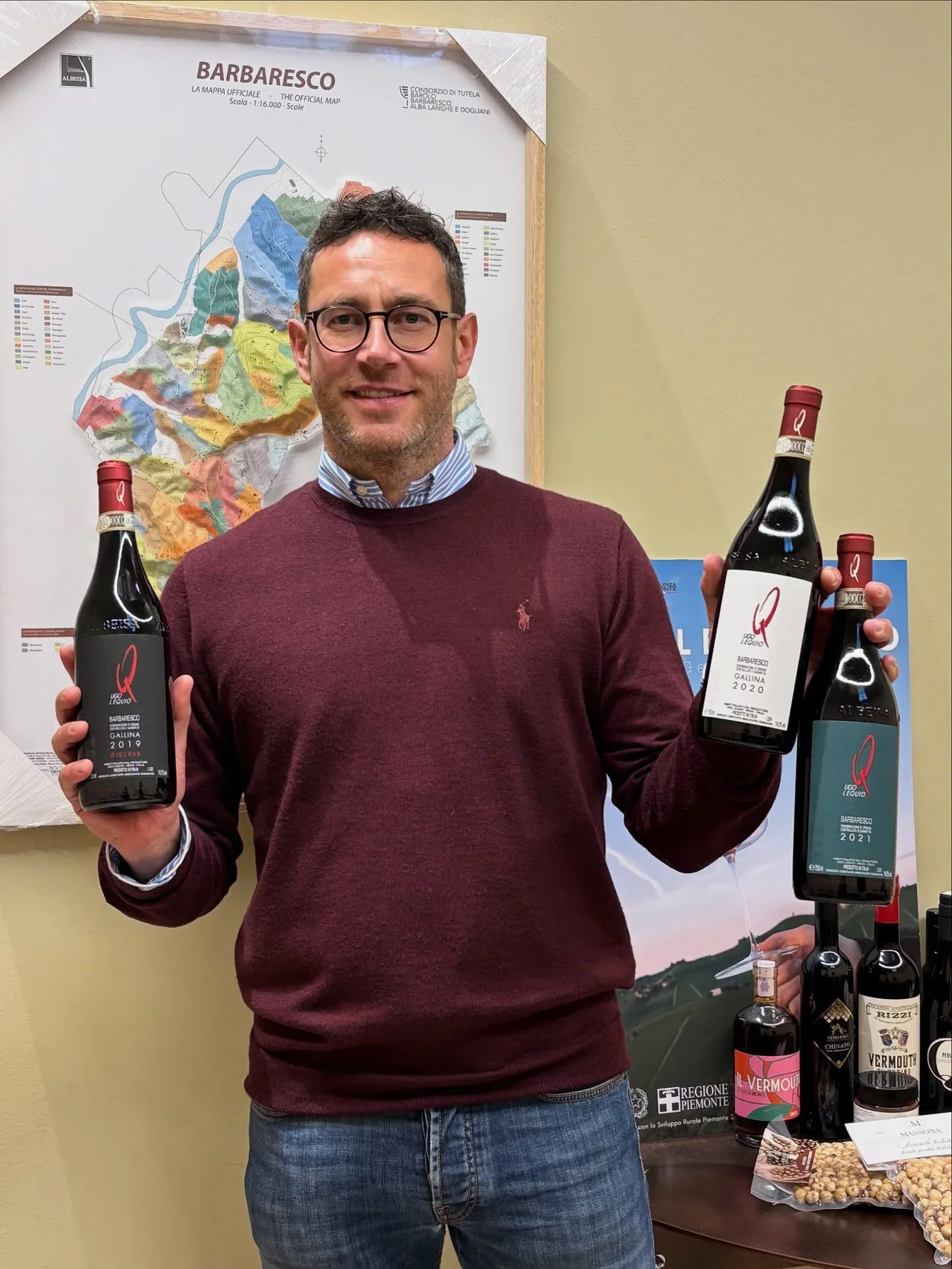 Andrea mit den Weinen des Weinguts